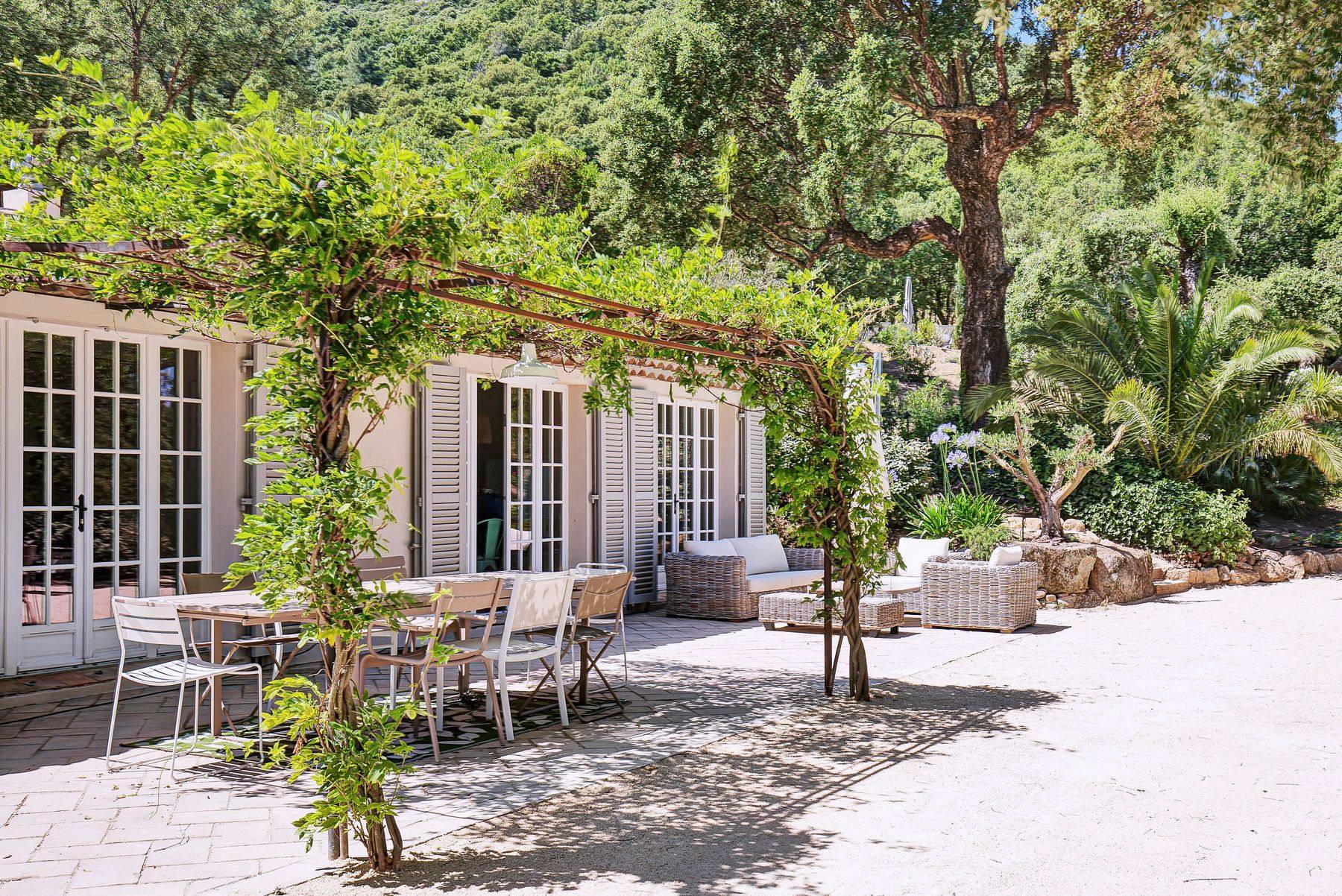 Terrasse de bastide sous la treille