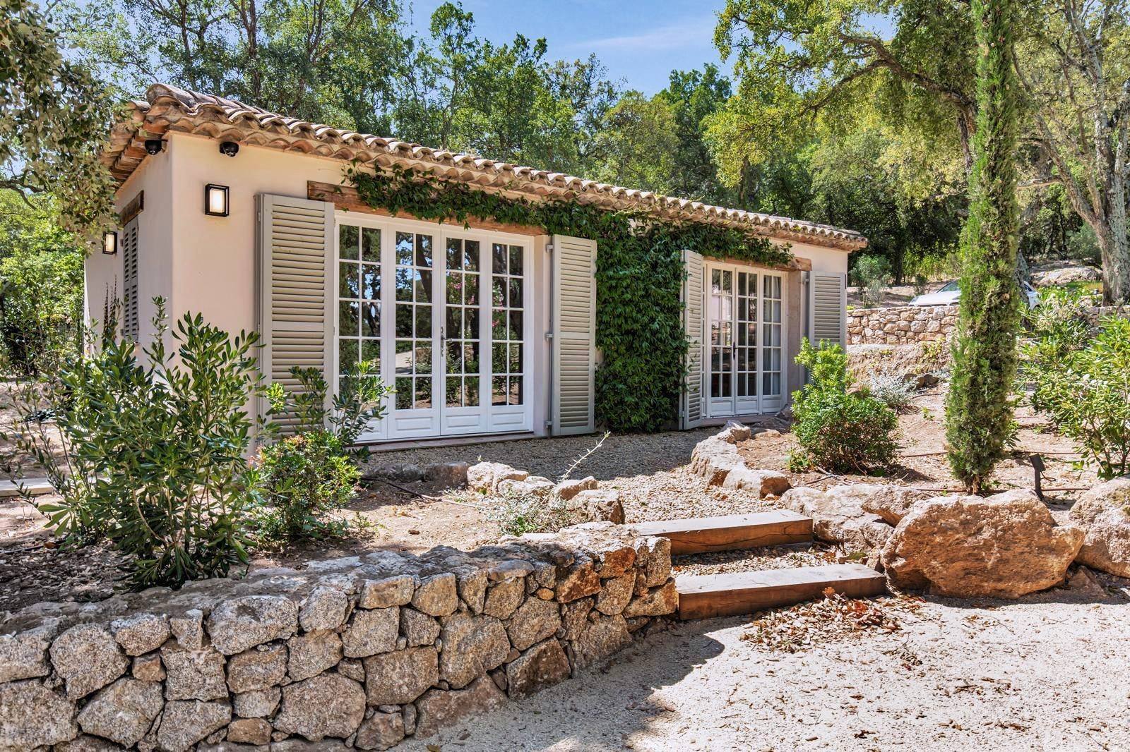 Dépendance provençale et restanques de pierre sèche