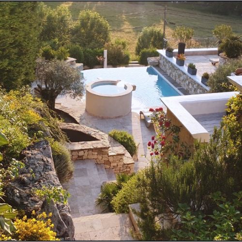 Piscine et bain à remous en restanques