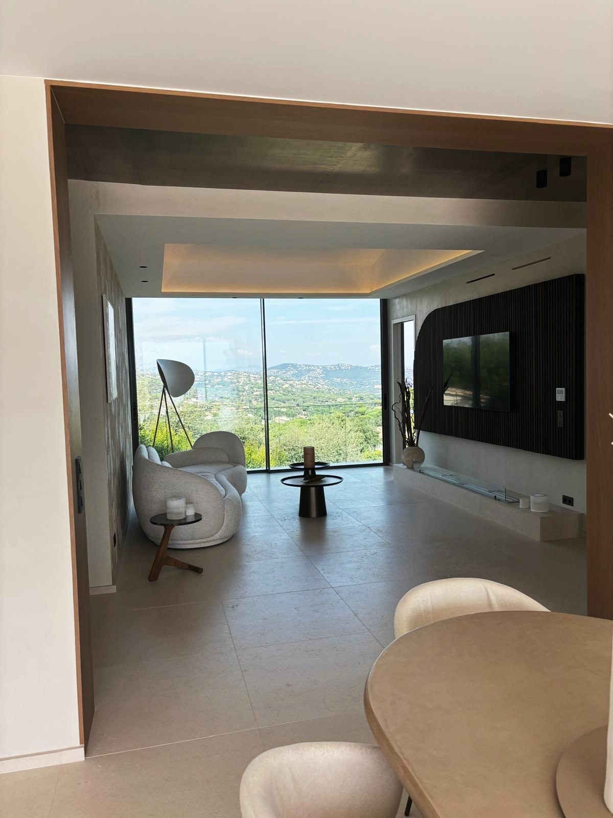 Salon panoramique ouvert sur les collines